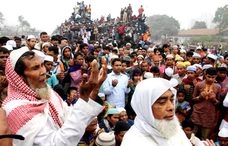 প্রভুর কাছে হাত তুলে জীবনের মঙ্গল কামনায় লাখো মানুষ। ছবি : বিপ্লব দিক্ষিৎ