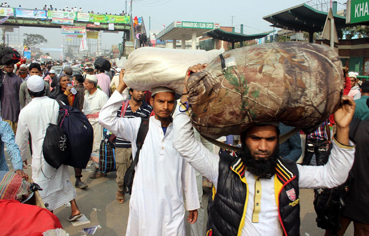 মুসল্লীদের ছুটে চলা। ছবি : বিপ্লব দিক্ষিৎ