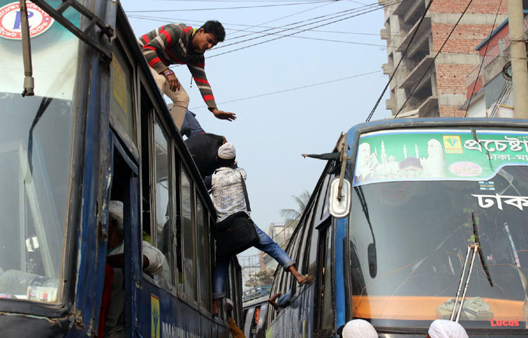 জীবনের ঝুঁকি জেনেও লক্ষ্য তাদের ইজতেমায় শীরক হওয়া। ছবি : বিপ্লব দিক্ষিৎ