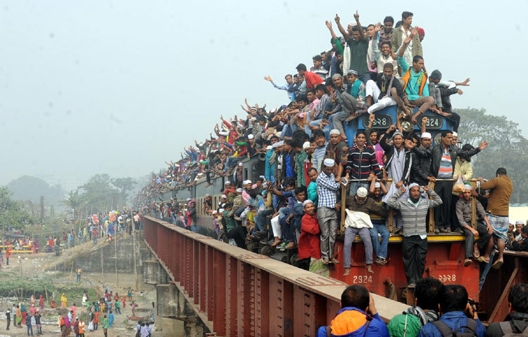 উল্লাসিত মুসল্লিরিা।ছবি : বিপ্লব দিক্ষিৎ