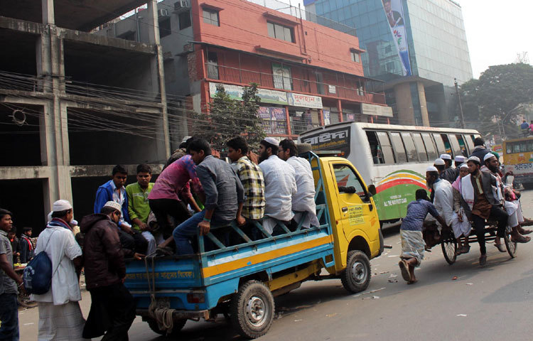 গন্তব্যে ছুটে চলা। ছবি : বিপ্লব দিক্ষিৎ