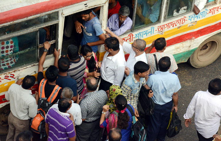 যানবাহনে তিল ধারনের ঠাঁই নেই। তবু ওঠার অপেক্ষায়।ছবি: বিপ্লবি দিক্ষিৎ