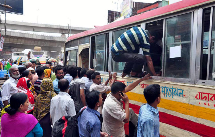 ঝুঁকিময় নগর জীবন।ছবি: বিপ্লবি দিক্ষিৎ