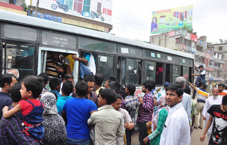 গন্তব্যের অপেক্ষায়।ছবি: বিপ্লবি দিক্ষিৎ
