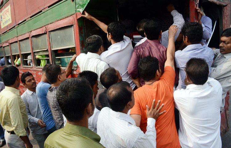 এভাবেই প্রতিনিয়ত জীবনের ঝুঁকি নিয়ে কর্মক্ষেত্রে ছুটে চলছে নগর জীবীরা।ছবি: বিপ্লবি দিক্ষিৎ