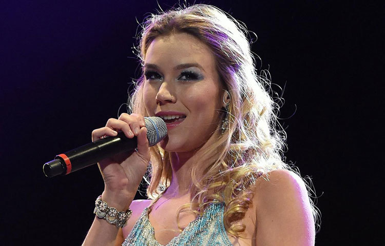 আগামী ২০ জানুয়ারী ঢাকায় আসছেন যুক্তরাজ্যের জনপ্রিয় সঙ্গীতশিল্পী ও অভিনেত্রী জস স্টোন। গ্র্যামি ও ব্রিট অ্যাওয়ার্ড বিজয়ী এই তারকা রাজধানীর ইন্টারন্যাশনাল কনভেনশন সিটি বসুন্ধরার ‘নবরাত্রি’ হলে সঙ্গীতের মুর্ছনায় মাতাবেন সুরপিয়াসীদের