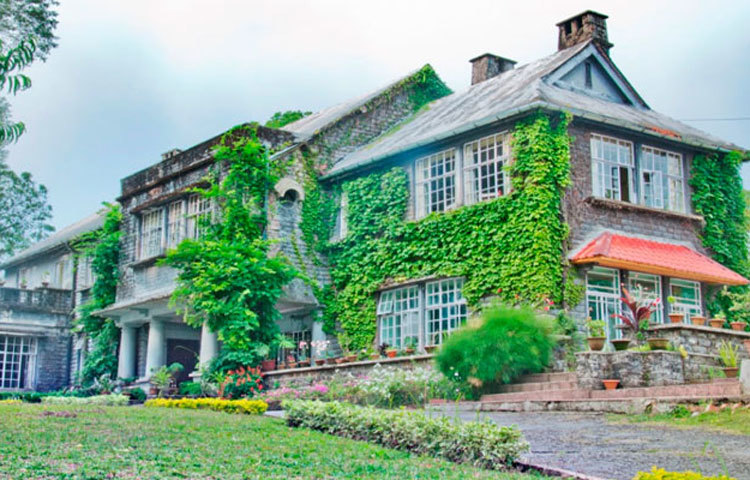 এই হোটেলটির নাম &lsquo;মর্গান হাউজ ট্যুরিস্ট লজ&rsquo;। হোটেলটি ভারতে পশ্চিমবঙ্গে অবস্থিত। প্রথমে এখানে জর্জ মর্গান নামে একজন ব্রিটিশ ভদ্রলোক বসবাস করতেন। তার স্ত্রী লেডি মর্গান মারা যাওয়ার পর তিনি ওই বাড়ি ছেড়ে চলে যান। স্ত্রী মারা যাওয়ার আগে থেকেই ওই বাড়িতে অন্য কারোর উপস্থিতি অনুভব করা যেত। এমনকি এখনও সারা হোটেলে হাই হিল জুতো পরা কোনও মহিলার পায়ের শব্দ পাওয়া যায়।