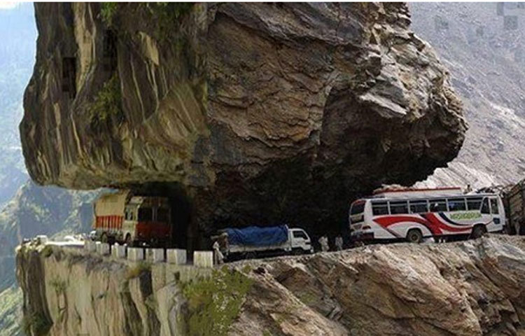 কারাকোরাম হাইওয়ে : এই রাস্তাটি পাকিস্তান ও চীনের মধ্যে সংযোগ স্থাপন করেছে। ১৬ হাজার ফুট দীর্ঘ এ রাস্তাটি বিশ্বের ভয়ানক বিপদ জনক রাস্তার মধ্যে অন্যতম।