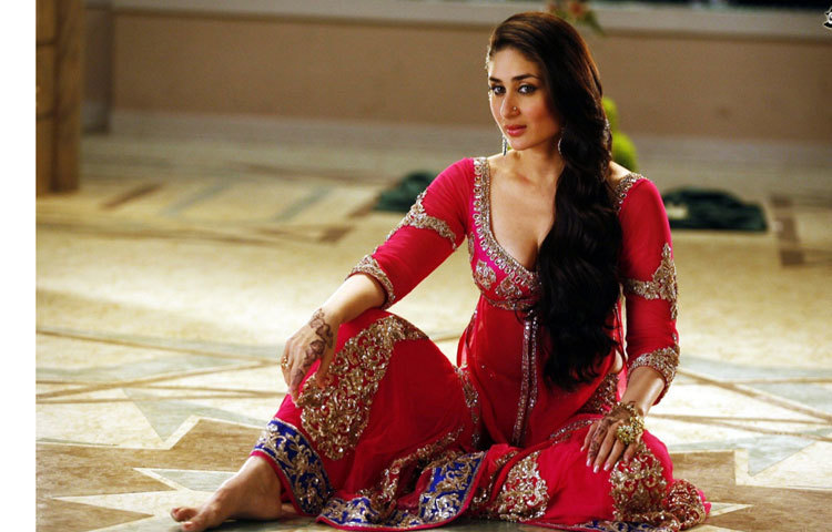 ঢাকার বঙ্গবন্ধু জাতীয় স্টেডিয়ামে নৃত্য পরিবেশন করবেন বলিউড তারকা কারিনা কাপুর। অন্তর শোবিজের আমন্ত্রণে &lsquo;ক্লিন কারিনা কাপুরঢাকা কনসার্ট উইথ বলিউড কুইন অ্যান্ড এজে&rsquo; এই অনুষ্ঠানে মনোমুগ্ধকর নৃত্যের তালে ঢাকাই ভক্তদের মাতোয়ারা করেন কারিনা।