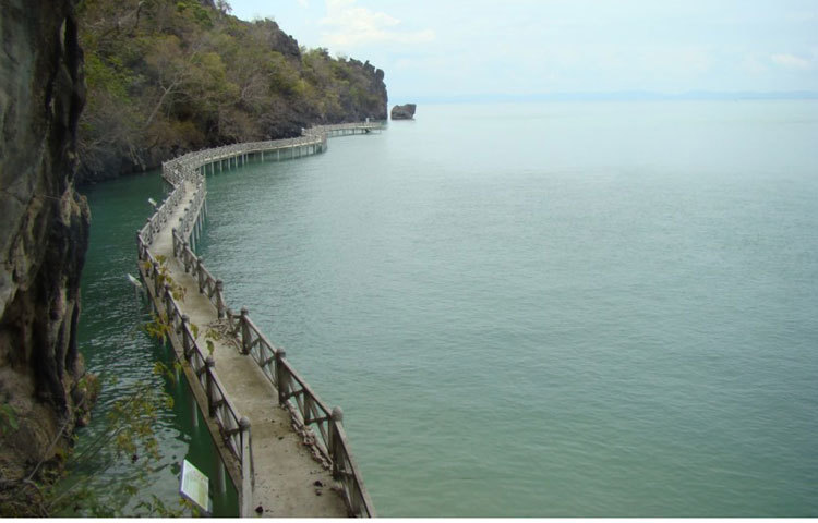 মালয়শিয়ার নয়নাভিরাম কিলিম জিওফরেস্ট। এখানে প্রতিদিন দেশীবিদেশী অগনন পর্যটক এসে ভীড় করে।