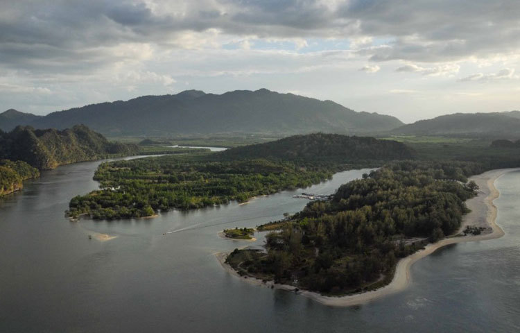 মালয়শিয়ার নয়নাভিরাম কিলিম জিওফরেস্ট। এখানে প্রতিদিন দেশীবিদেশী অগনন পর্যটক এসে ভীড় করে।