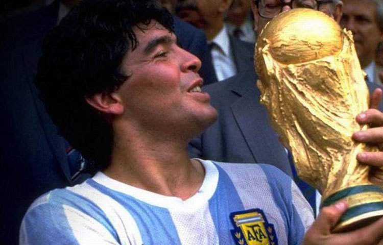 ম্যারাডোনা :&nbsp; তার পুরোনাম ডিয়াগো ম্যারাডোনা। তিনি ১৯৬০ সালে আর্জেন্টিনায় জন্মগ্রহন করেন। ম্যারাডোনা আর্জেন্টিনাস, বার্সেলোনা, নাপোলি প্রভৃতি ফুটবল দলের হয়ে বিশ্বব্যাপি সুনাম অর্জন করেন।