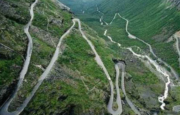 মৃতুর রাস্তা : প্রতিবছর এই রাস্তায় চলাচল করতে গিয়ে প্রায় ২০০ জন মানুষ প্রাণ হারায়। বলিভিয়ার দীর্ঘ রাস্তাটিকে তাই &lsquo;রোড অব ডেথ&rsquo; বা মৃতুর রাস্তা বলা হয়ে থাকে।