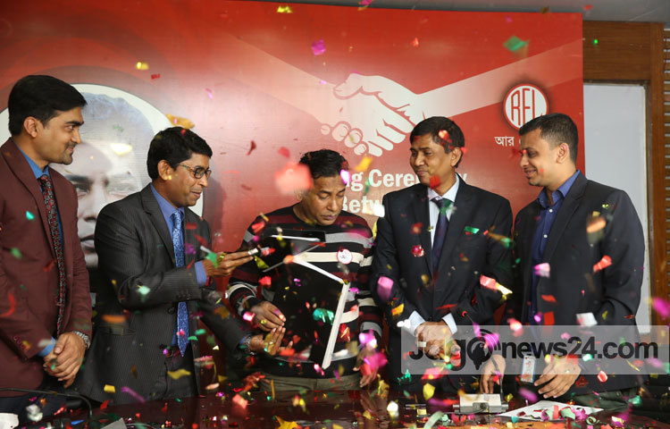 চুক্তির আওতায় মোশাররফ করিম আগামী দুই বছর ডিউরেবল প্লাস্টিক লিমিটেডের বিভিন্ন ফার্নিচার পণ্যের প্রমোশনাল কার্যক্রমে অংশগ্রহণ করবেন বলে জানা গেছে। ছবি : মাহবুব আলম