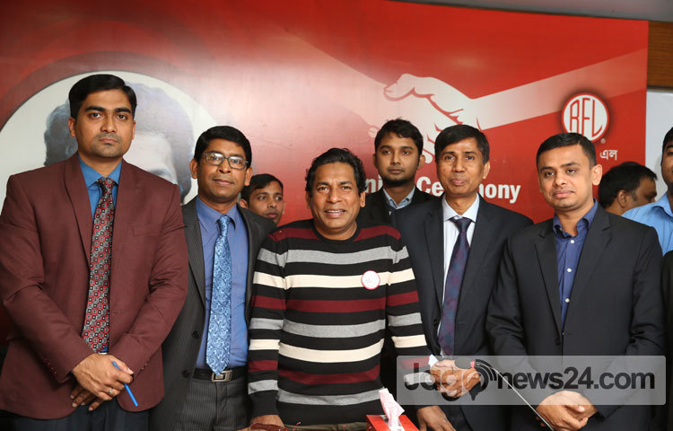 আরএফএল-এর পরিচালক আর এন পাল জানান, সময়ের তুমুল জনপ্রিয় এ অভিনেতাকে খুব শিগগিরই নতুন রুপে দেখা যাবে। তিনি আরো বলেন, &lsquo;সকল শ্রেণির দর্শকের কাছে মোশাররফ করিম একজন প্রিয় মানুষ। তাকে আরএফএল-এর ব্র্যান্ড অ্যাম্বাসেডর করতে পেরে আমরা আনন্দিত।&rsquo;