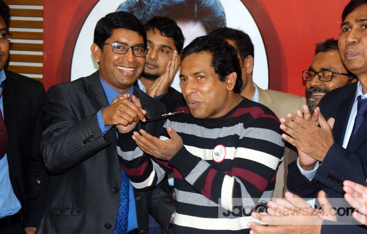 চুক্তি স্বাক্ষর অনুষ্ঠানে আরো উপস্থিত ছিলেন ডিউরেবল প্লাস্টিক লিমিটেডের নির্বাহী পরিচালক প্রদীপ কুমার পোদ্দার ও বিপণন প্রধান মোহাম্মদ রাশেদ-উল-আলম।