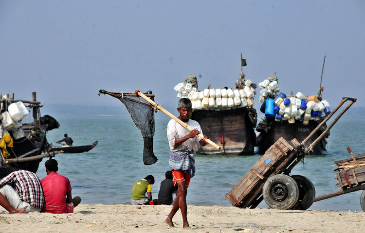 সর্বগ্রাসী জেনেও এই সমুদ্রের বুকে জীবন ও জীবিকার সন্ধানে ছুটে চলে জেলেরা।ছবি: বিপ্লবি দিক্ষিৎ
