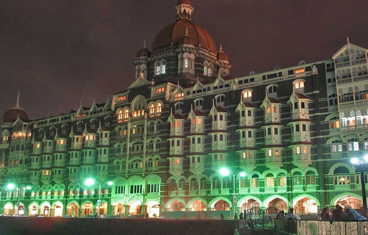 এই হোটেলটির নাম &lsquo;রাজ কিরন হোটেল&rsquo;। সুন্দর এই হোটেলটিকে ভারতের সব থেকে বড় ভৌতিক হোটেল হিসেবে অনেকেই দাবি করেন। হোটেলের রিশেসনের কর্নারে থাকা একটা ঘরকে ভূতুড়ে ঘর হিসেবে দাবি করে থাকেন। এটি ভারতের&nbsp; পুনেতে অবস্থিত।