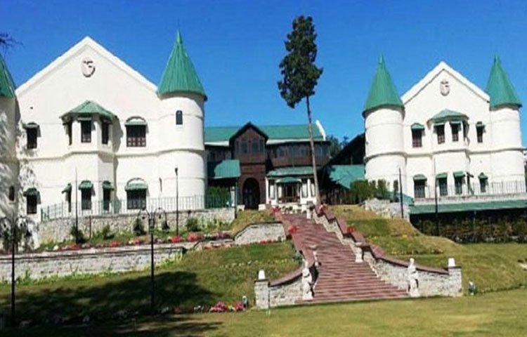 ভারতের হোটেলটির নাম &lsquo;স্যাভয়&rsquo; । ১৯০২ সালে এটি নির্মাণ করা হয়। ১৯১০ সালে হোটেলের করিডোরে গার্নেট ওর্মের মৃতদেহ পাওয়া যায়। হোটেলের অতিথিরা এখনও ওই মহিলার গলার আওয়াজও শুনতে পেয়েছেন বলে দাবি করেন।