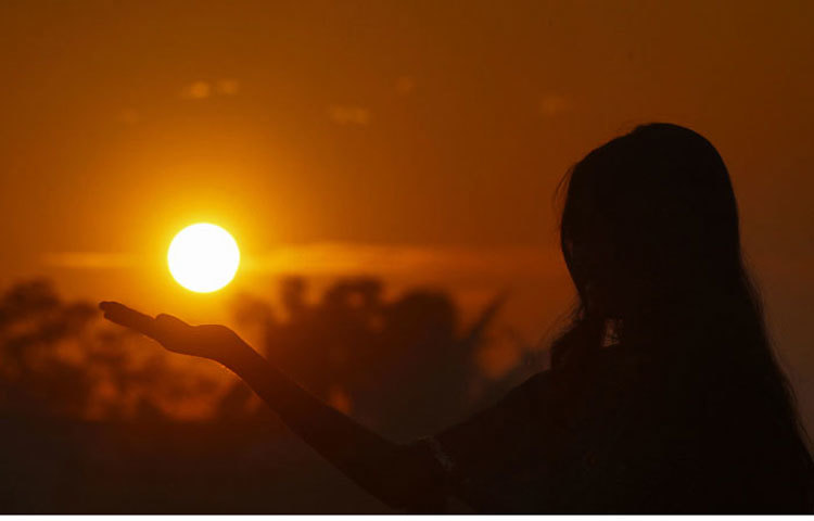সূর্য ধরা মেয়ে । ছবি বিপ্লব দিক্ষিৎ