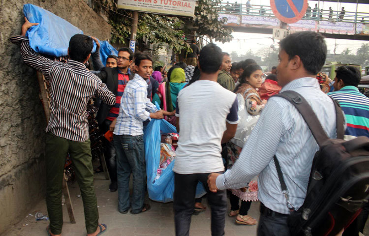রাজধানী নিউ মার্কেটের চিরচেনা চিত্র। ছবি : বিপ্লব দিক্ষিৎ