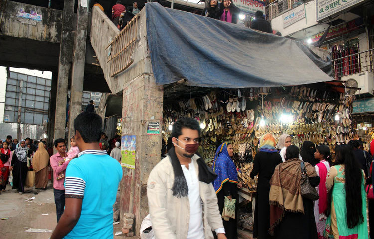 রাজধানী নিউ মার্কেটের চিরচেনা চিত্র। ছবি : বিপ্লব দিক্ষিৎ