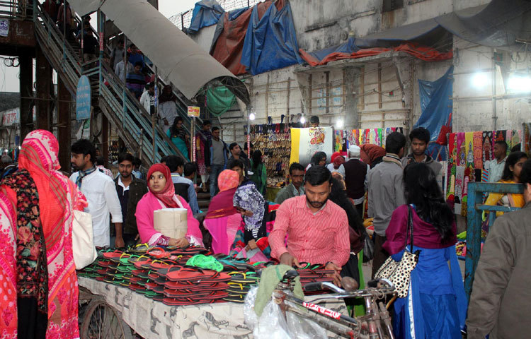 রাজধানী নিউ মার্কেটের চিরচেনা চিত্র। ছবি : বিপ্লব দিক্ষিৎ