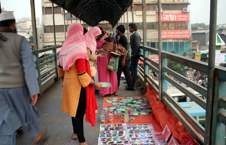 রাজধানী নিউ মার্কেটের চিরচেনা চিত্র। ছবি : বিপ্লব দিক্ষিৎ