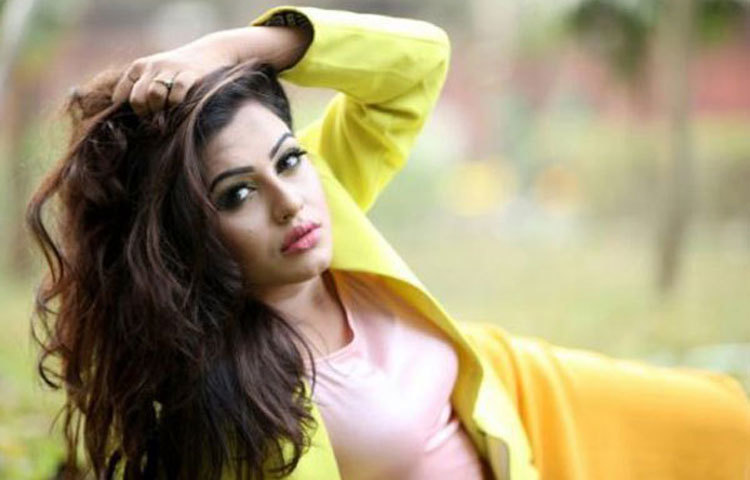 আনমনে কার পানে চেয়ে আছেন ফারিয়া? হয়তো সে প্রশ্নের জবাব পাওয়া যাবে না।