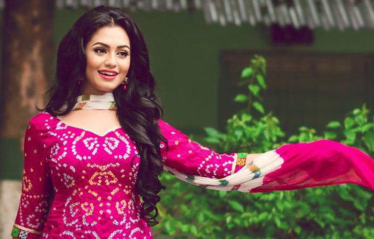 প্রাণ খোলা হাসিতে ফারিয়া। সবুজ প্রকৃতির মাঝে নিজেকে মেলে ধরেছেন তিনি।