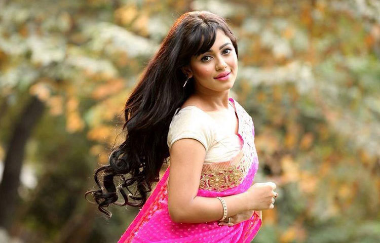 আপন মনে ছুটে চলছেন ফারিয়া। তার একমাত্র লক্ষ্য স্বপ্নে শীর্ষ চূড়ায় নিজেকে পৌঁছে দেয়া।