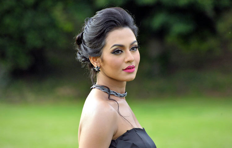 ফারিয়া তার হৃদয়কাড়া দৃষ্টি দিয়ে সব তরুণ হৃদয়ে ঝড় তুলেছেন। এখন তিনি সবার স্বপ্নে রানি।