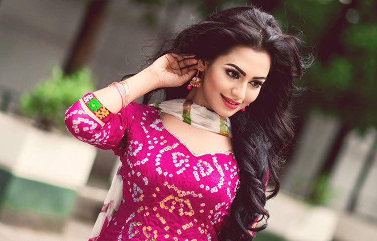 খোলাচুলে হাস্যোজ্জ্বল ফারিয়া। হাসি আর মনোমুগ্ধকর অভিনয় দিয়ে তিনি দর্শক হৃদয় জয় করছেন।