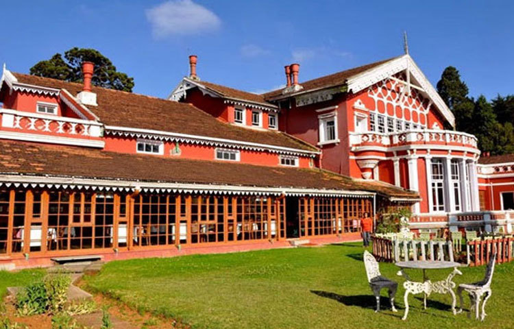 এ হোটেলটির নাম &lsquo;হোটেল ফের্নহিলস প্যালেস&rsquo;। এটি ১৮৪৪ সালে নির্মাণ করা হয়। বলিউড চলচ্চিত্র&nbsp; &lsquo;রাজ&rsquo;-এর শ্যুটিং চলাকালীন এই হোটেলে পুরো চলচ্চিত্রের টিম এখানে অবস্থান করে। একদিন রাতে এ চলচ্চিত্রের কোরিওগ্রাফার সরজ খান এবং বেশ কয়েকজন মানুষ শুনতে পান তাদের ওপরের তলায় জোরে চেয়ার সরানো হচ্ছে। কিন্তু রিসেপশনে ফোন করতে গেলে দেখেন ফোন ডেড।