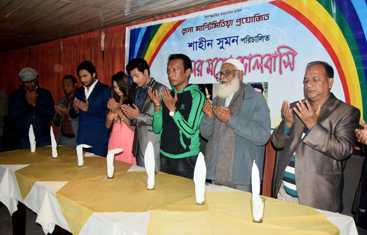 &lsquo;পাগলের মত ভালোবাসি&rsquo; ছবির শুভ মহরত। ছবিটি পরিচালনা করবেন শাহিন সুমন।