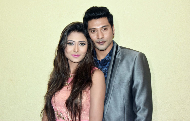 &lsquo;পাগলের মত ভালোবাসি&rsquo; ছবির শুভ মহরত। ছবিটি পরিচালনা করবেন শাহিন সুমন।