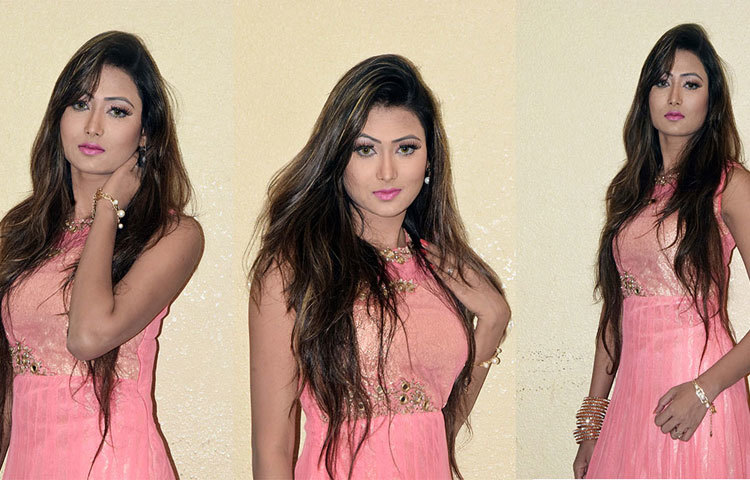 &lsquo;পাগলের মত ভালোবাসি&rsquo; ছবির শুভ মহরত। ছবিটি পরিচালনা করবেন শাহিন সুমন।