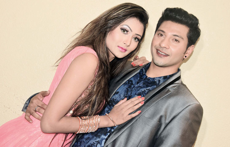 &lsquo;পাগলের মত ভালোবাসি&rsquo; ছবির শুভ মহরত। ছবিটি পরিচালনা করবেন শাহিন সুমন।