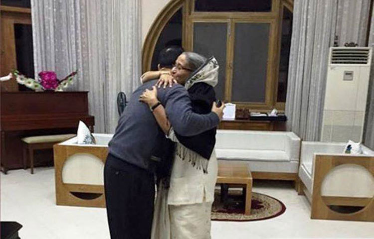 তিনি শুধু দেশ পরিচালনার কাজেই নিমগ্ন নন। সামাজিক ও পারিবারিক বন্ধনকেও সুদৃঢ় রাখতে বদ্ধপরিকর