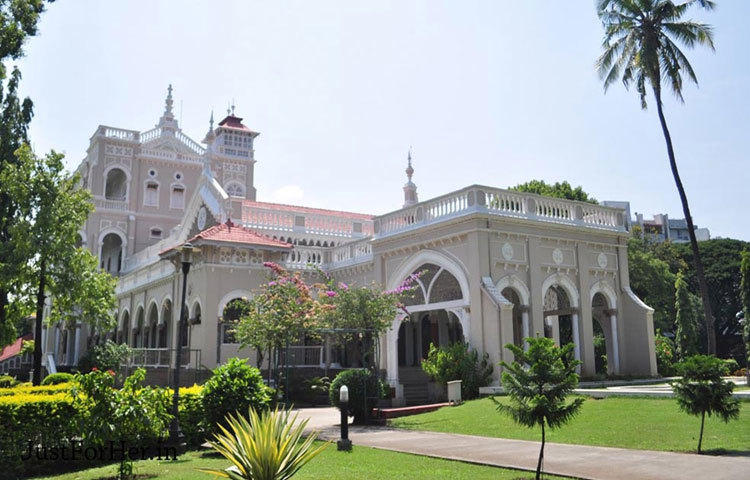 পুনে : ভারতের ধনকুবের&nbsp; এই শহরটি বিশ্বের ১০১তম সেরা শহর হিসেবে মর্যদা লাভ করেছে। ভারী ভারী শিল্প, কলকারখানা ও বিভিন্ন আর্থিক প্রতিষ্ঠানে পুনে সমৃদ্ধ। প্রতিবছর এই শহরে অসংখ্য বিদেশী পর্যটক ভ্রমণে আসে।