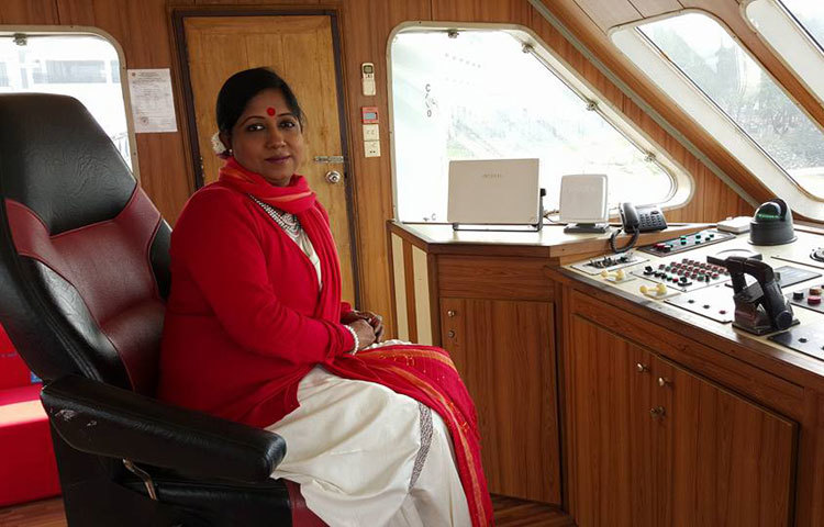 দর্শকপ্রিয় অভিনেত্রী রোকেয়া প্রাচীর ফেসবুক থেকে নেওয়া ছবি। নৌ ভ্রমণে আপন ভুবনে আত্মনিমগ্ন তিনি।