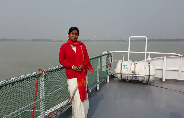 দর্শকপ্রিয় অভিনেত্রী রোকেয়া প্রাচীর ফেসবুক থেকে নেওয়া ছবি। নৌ ভ্রমণে আপন ভুবনে আত্মনিমগ্ন তিনি।