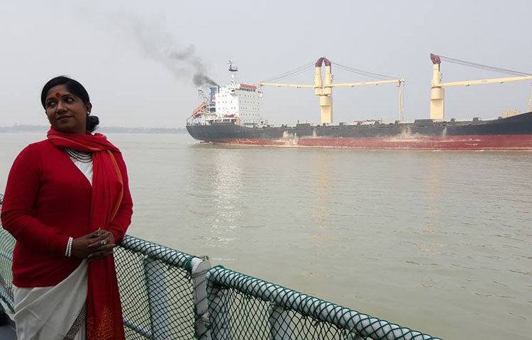 দর্শকপ্রিয় অভিনেত্রী রোকেয়া প্রাচীর ফেসবুক থেকে নেওয়া ছবি। নৌ ভ্রমণে আপন ভুবনে আত্মনিমগ্ন তিনি।