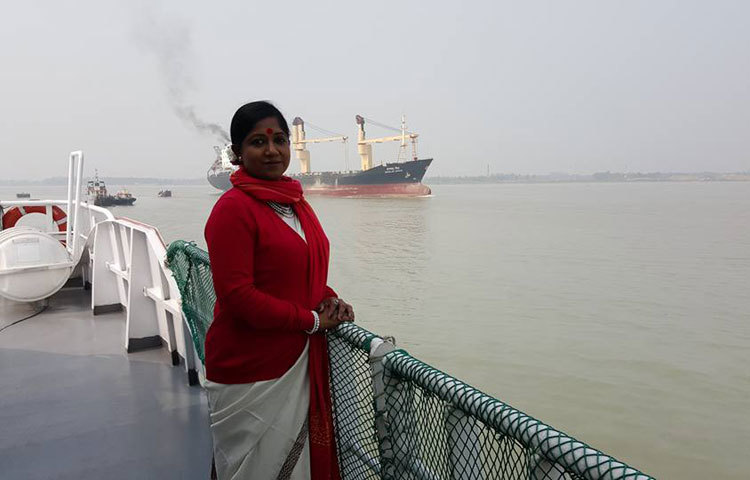 দর্শকপ্রিয় অভিনেত্রী রোকেয়া প্রাচীর ফেসবুক থেকে নেওয়া ছবি। নৌ ভ্রমণে আপন ভুবনে আত্মনিমগ্ন তিনি।