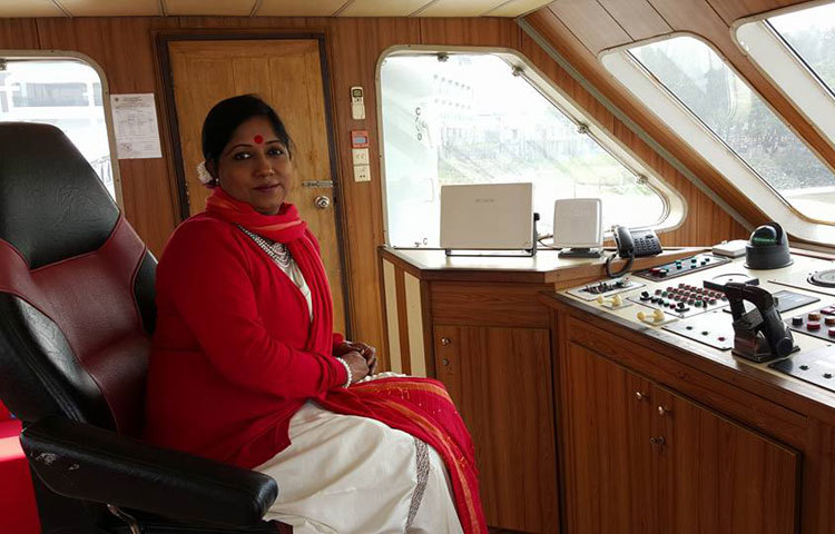 দর্শকপ্রিয় অভিনেত্রী রোকেয়া প্রাচীর ফেসবুক থেকে নেওয়া ছবি। নৌ ভ্রমণে আপন ভুবনে আত্মনিমগ্ন তিনি।