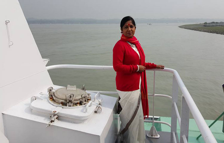 দর্শকপ্রিয় অভিনেত্রী রোকেয়া প্রাচীর ফেসবুক থেকে নেওয়া ছবি। নৌ ভ্রমণে আপন ভুবনে আত্মনিমগ্ন তিনি।