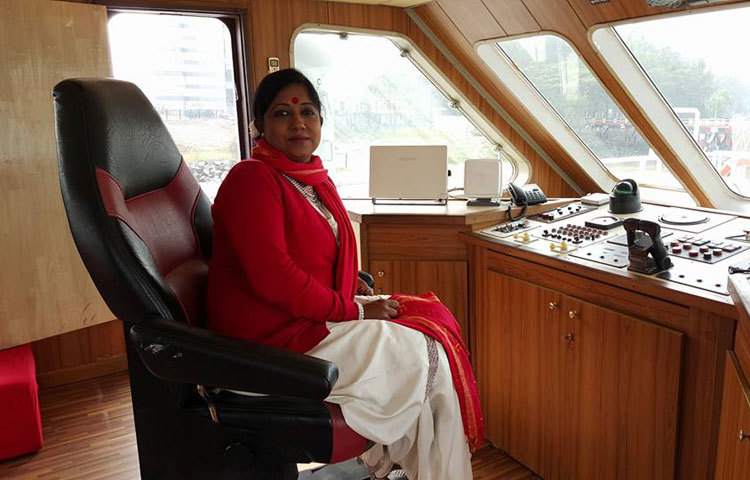 দর্শকপ্রিয় অভিনেত্রী রোকেয়া প্রাচীর ফেসবুক থেকে নেওয়া ছবি। নৌ ভ্রমণে আপন ভুবনে আত্মনিমগ্ন তিনি।