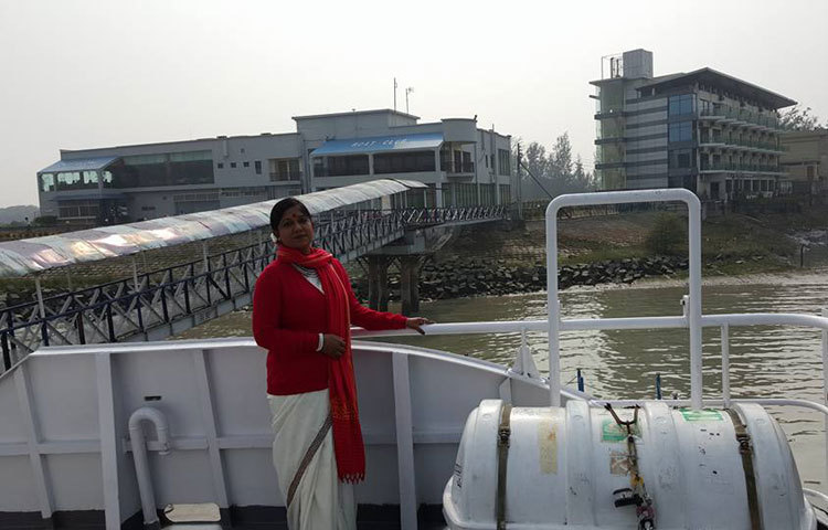 দর্শকপ্রিয় অভিনেত্রী রোকেয়া প্রাচীর ফেসবুক থেকে নেওয়া ছবি। নৌ ভ্রমণে আপন ভুবনে আত্মনিমগ্ন তিনি।