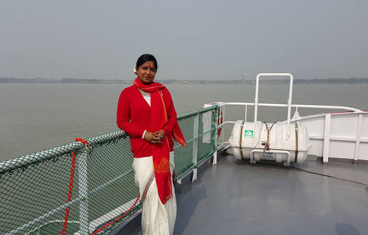 দর্শকপ্রিয় অভিনেত্রী রোকেয়া প্রাচীর ফেসবুক থেকে নেওয়া ছবি। নৌ ভ্রমণে আপন ভুবনে আত্মনিমগ্ন তিনি।