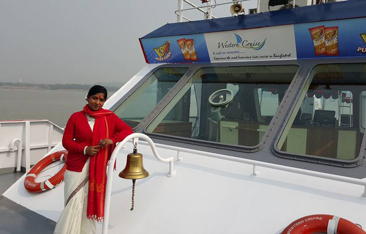 দর্শকপ্রিয় অভিনেত্রী রোকেয়া প্রাচীর ফেসবুক থেকে নেওয়া ছবি। নৌ ভ্রমণে আপন ভুবনে আত্মনিমগ্ন তিনি।